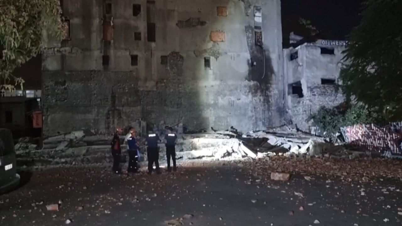 İstanbul'da 3 katlı bina çöktü