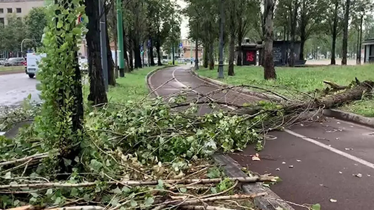 O ülkede fırtına 2 can aldı