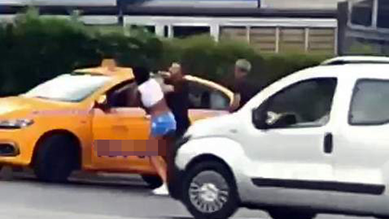 Taksicinin araçtan indirdiği yabancı uyruklu kadın çılgına döndü