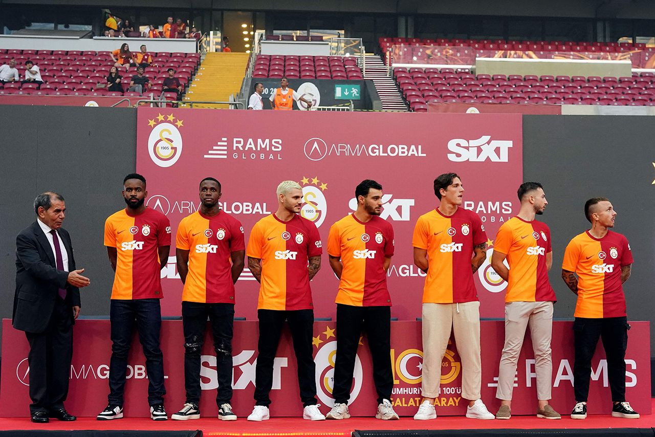 Galatasaray'dan dev imza şov! Aslan taraftarının önünde şov yaptı