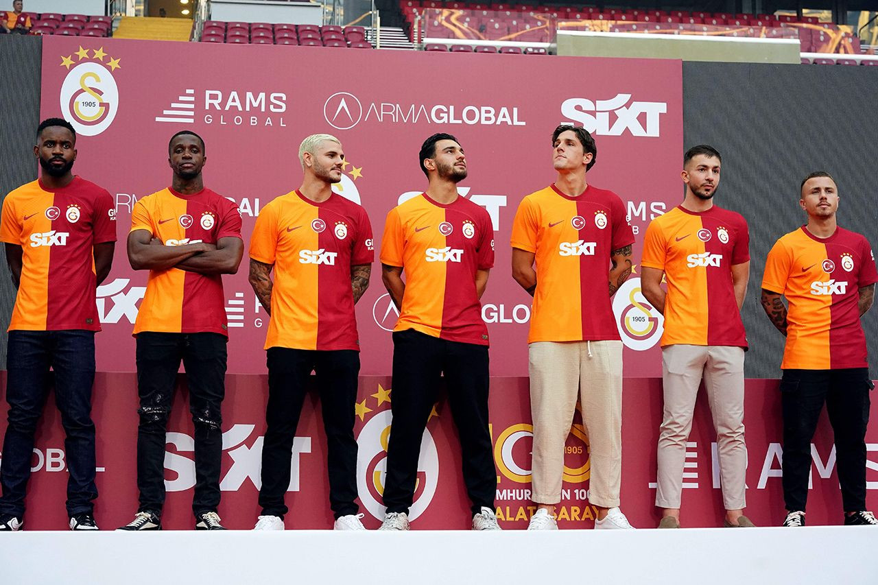 Galatasaray'dan dev imza şov! Aslan taraftarının önünde şov yaptı