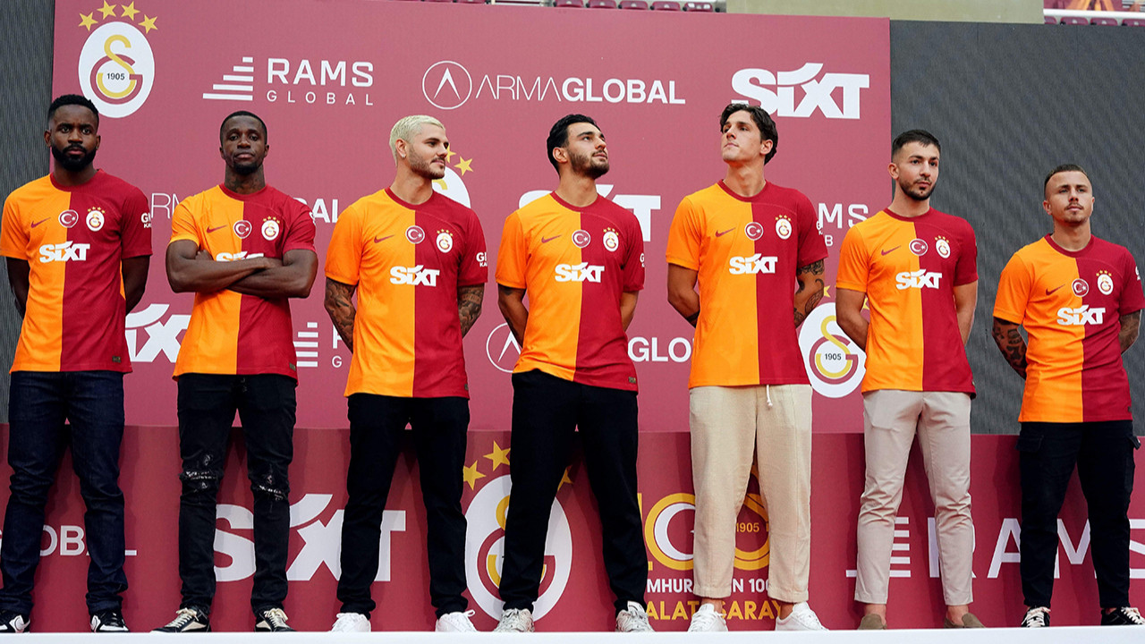 Galatasaray'dan dev imza şov! Aslan taraftarının önünde şov yaptı