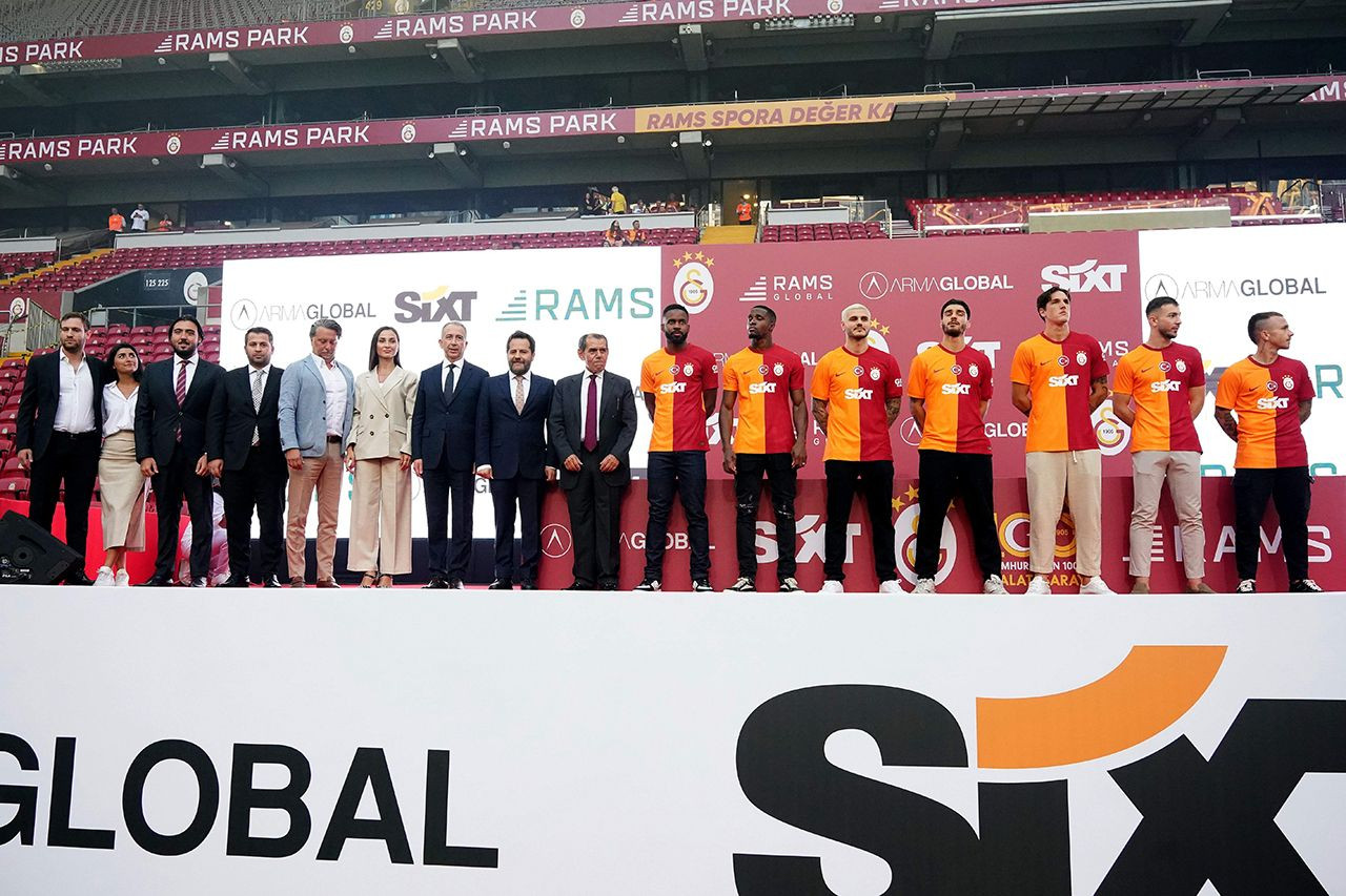 Galatasaray'dan dev imza şov! Aslan taraftarının önünde şov yaptı
