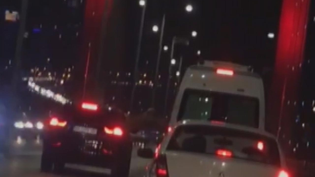 15 Temmuz Şehitler Köprüsü'nde inanılmaz kavga! Camdan sarkarak vurmaya çalıştı