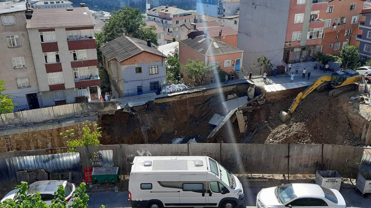 İstanbul'da yol çöktü; 8 apartman boşaltıldı