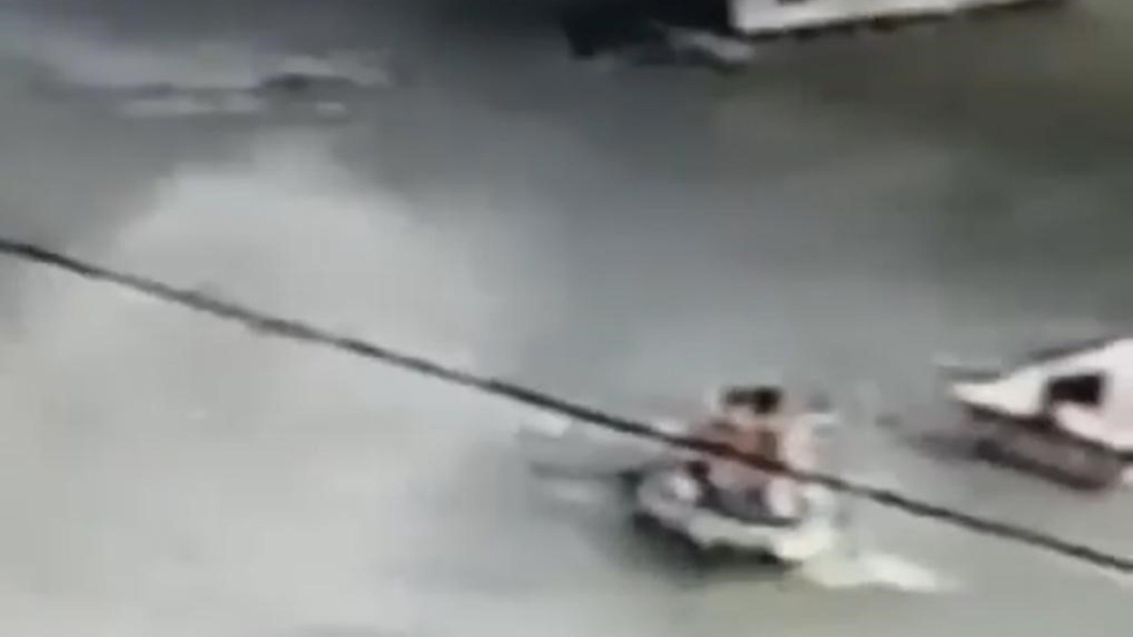 Marmara'da kabus! Fırtına teknedeki 2 kişiyi böyle savurup attı