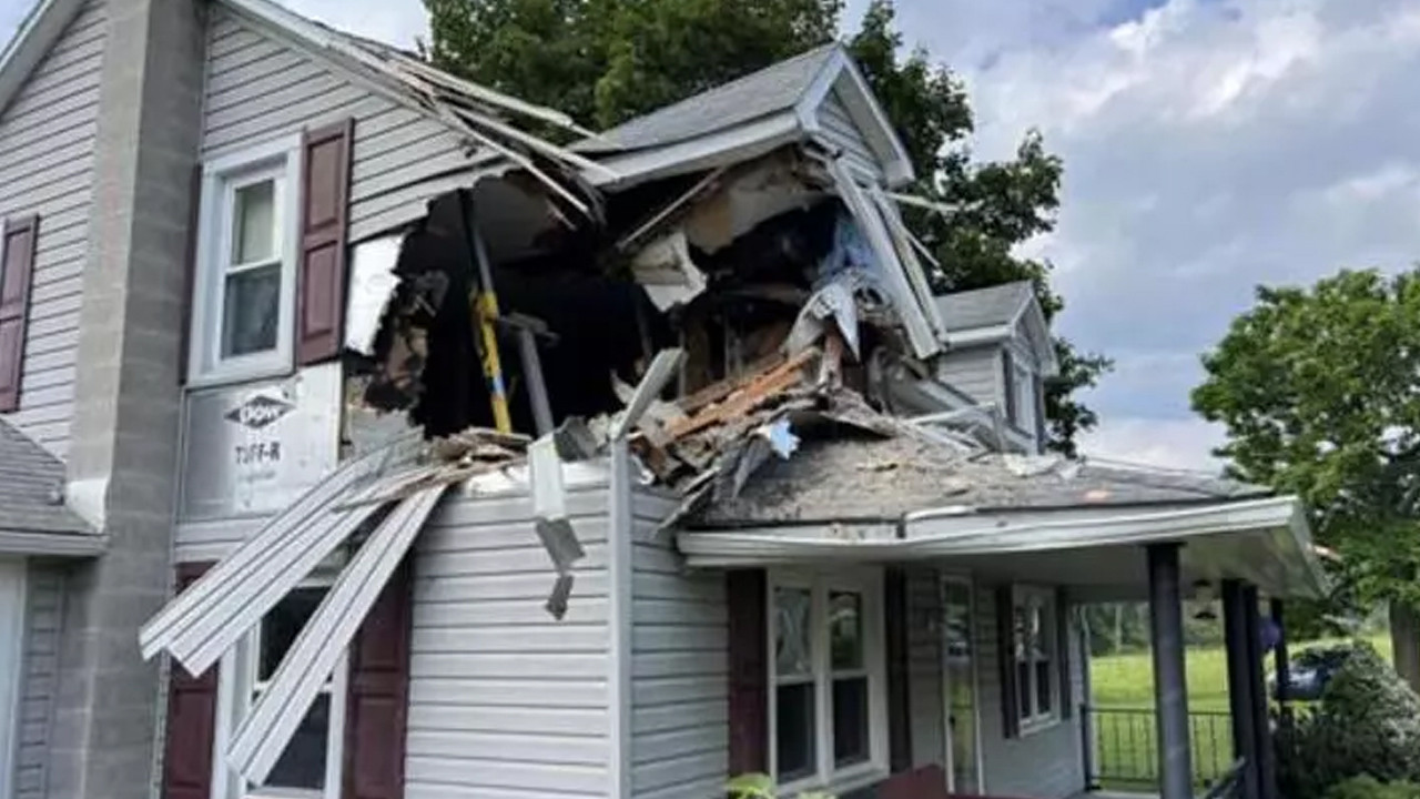 Şoke eden olay: Otomobil, evin ikinci katına saplandı