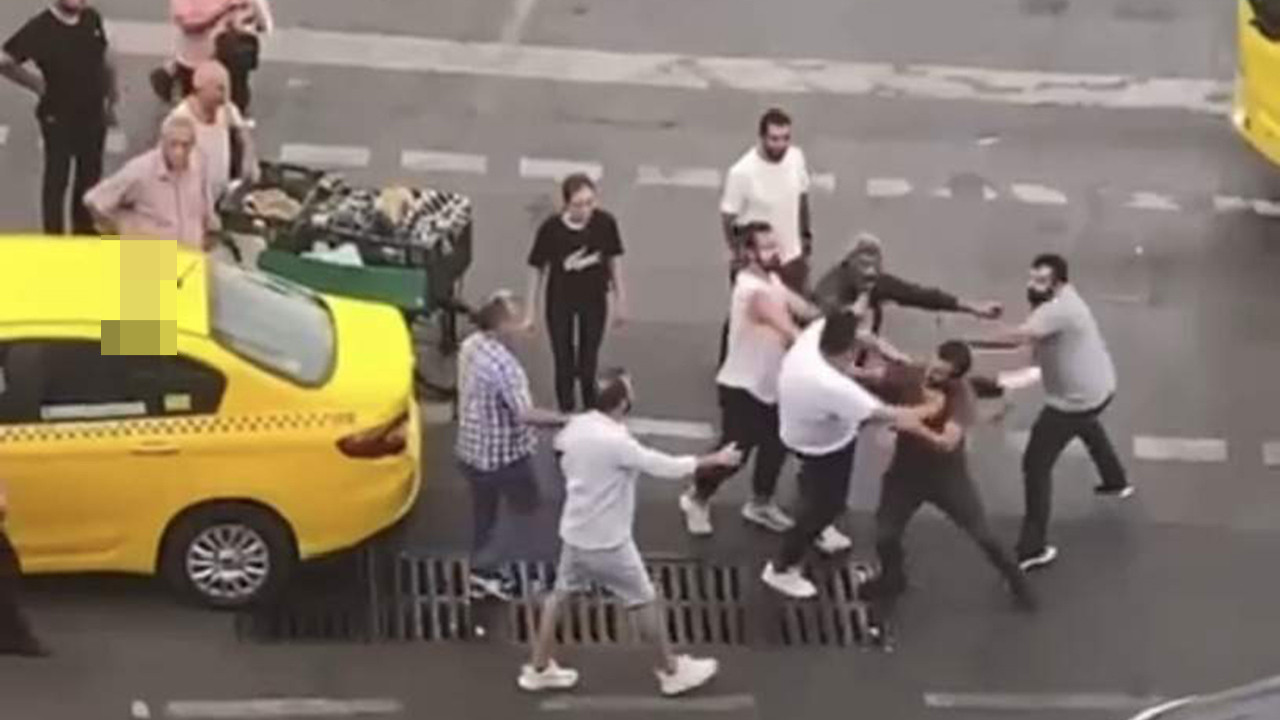 İstanbul'da yine taksici - yolcu kavgası! Cadde ringe döndü!