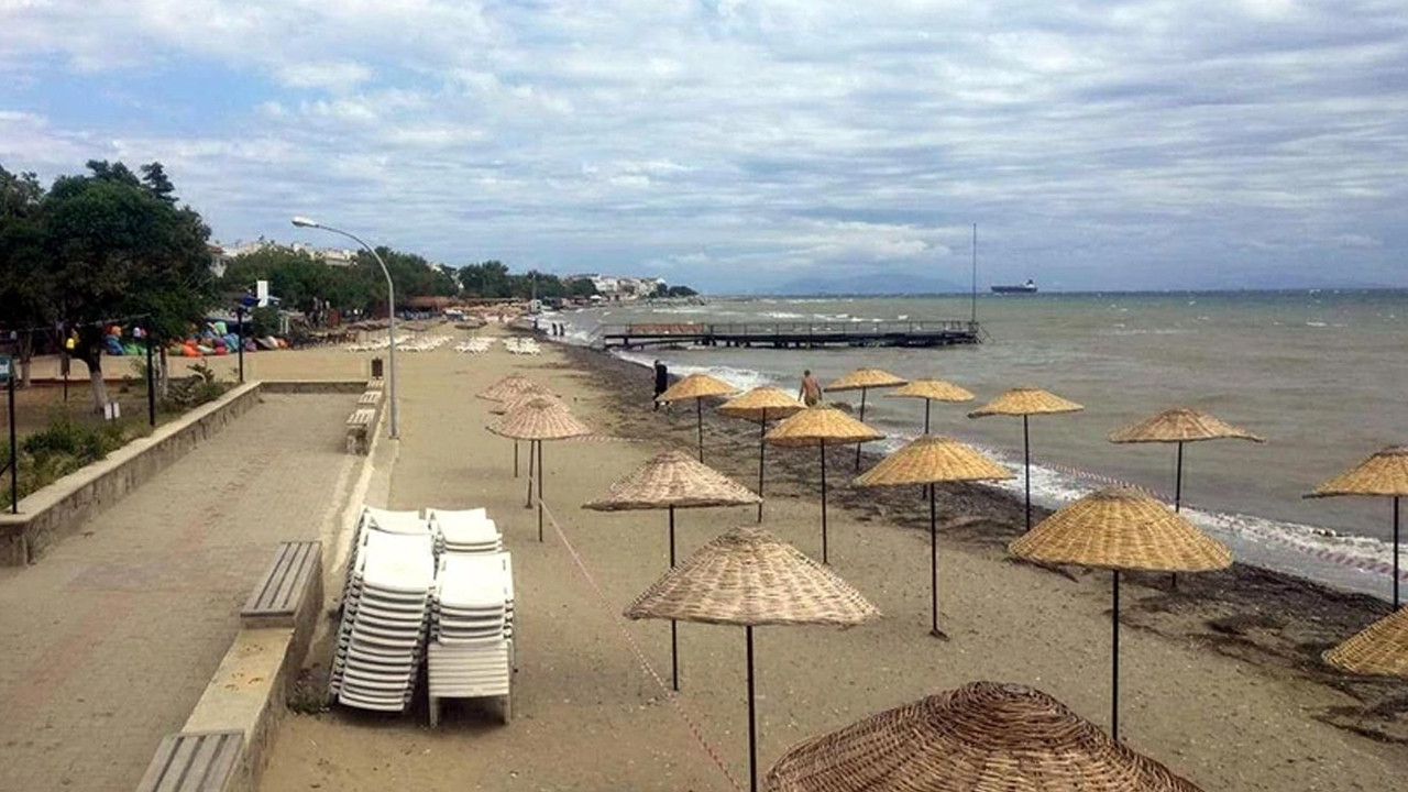 Tatil beldesinde fırtına alarmı: Tüm plajlar kapatıldı