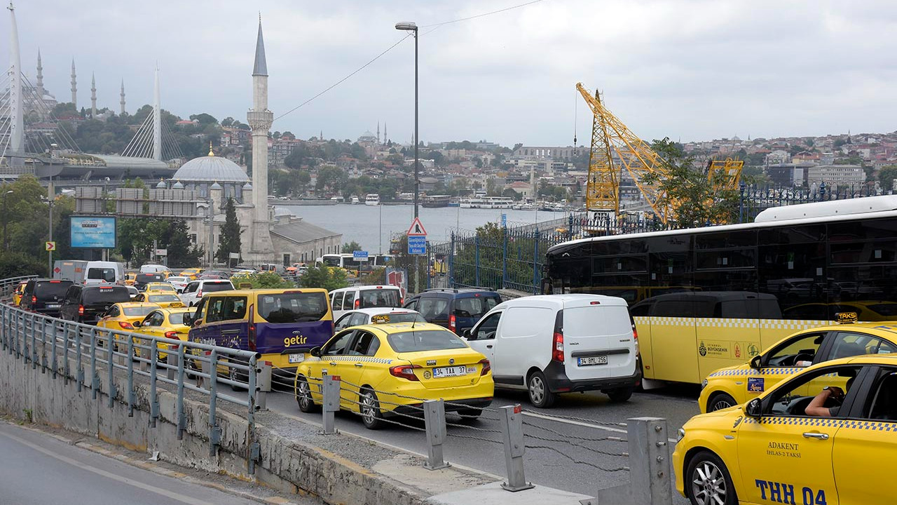 Galata Köprüsü'ndeki çalışma trafiği felç etti! Günlerce sürecek