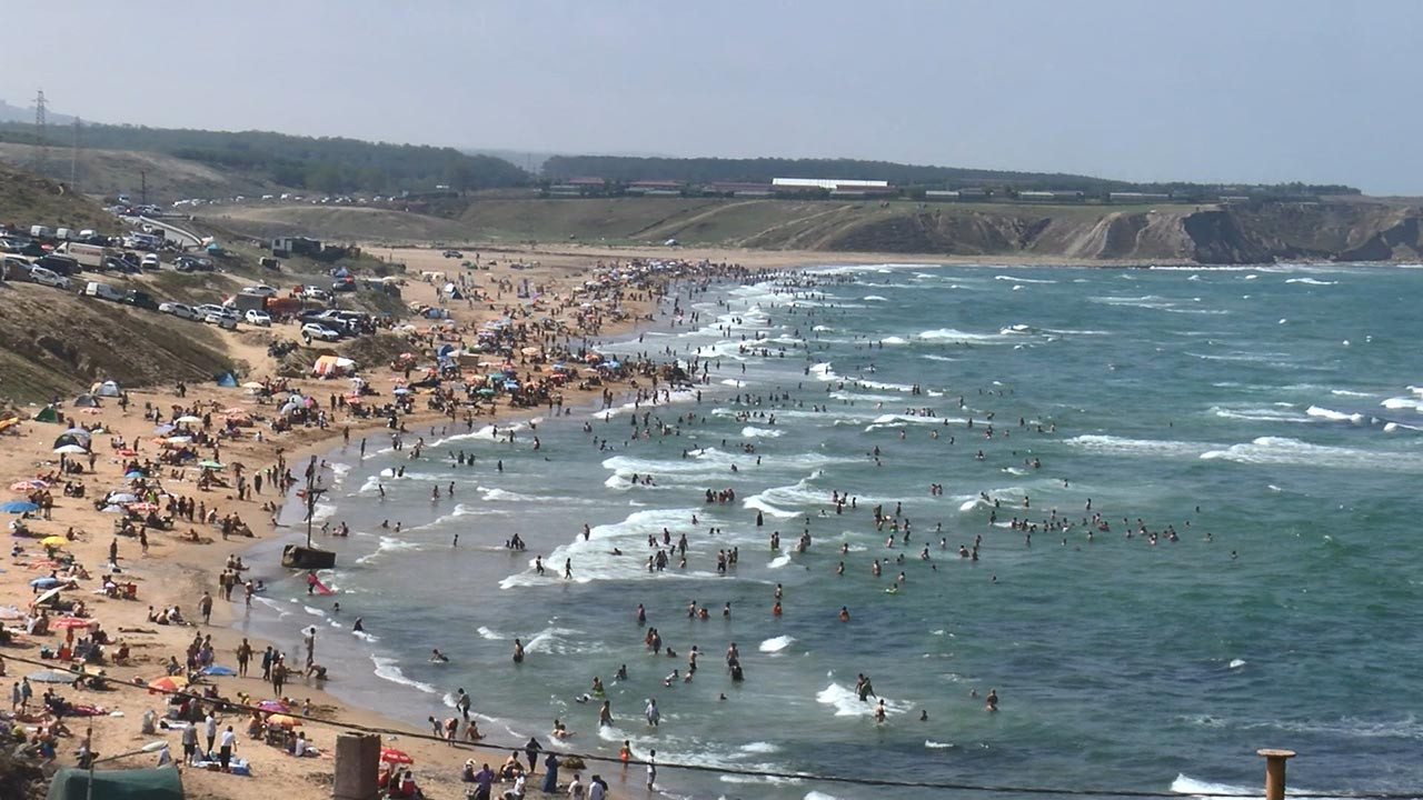 İstanbullular plajlara akın etti; adım atacak yer kalmadı