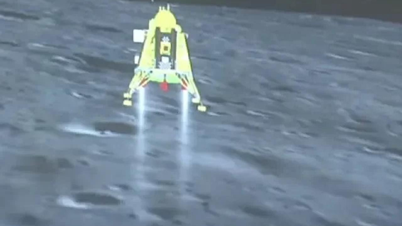 Hindistan'ın uzay aracı Ay'ın bilinmeyen kısmına iniş yaptı