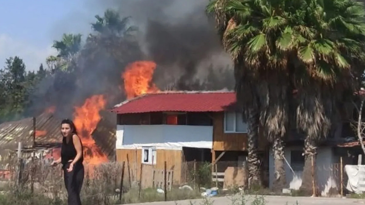 Hatay’da sahildeki 3 ev alev alev yandı