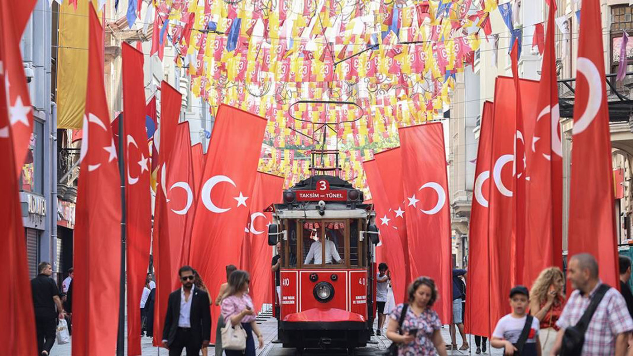İstiklal Caddesi'ne bin 200 Türk bayrağı