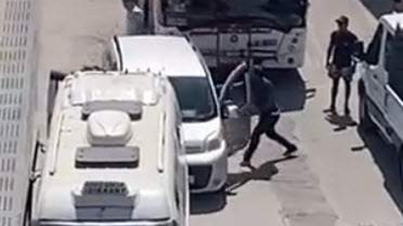 Trafik magandası kamerada! Yol verme kavgasında bıçakla saldırdı