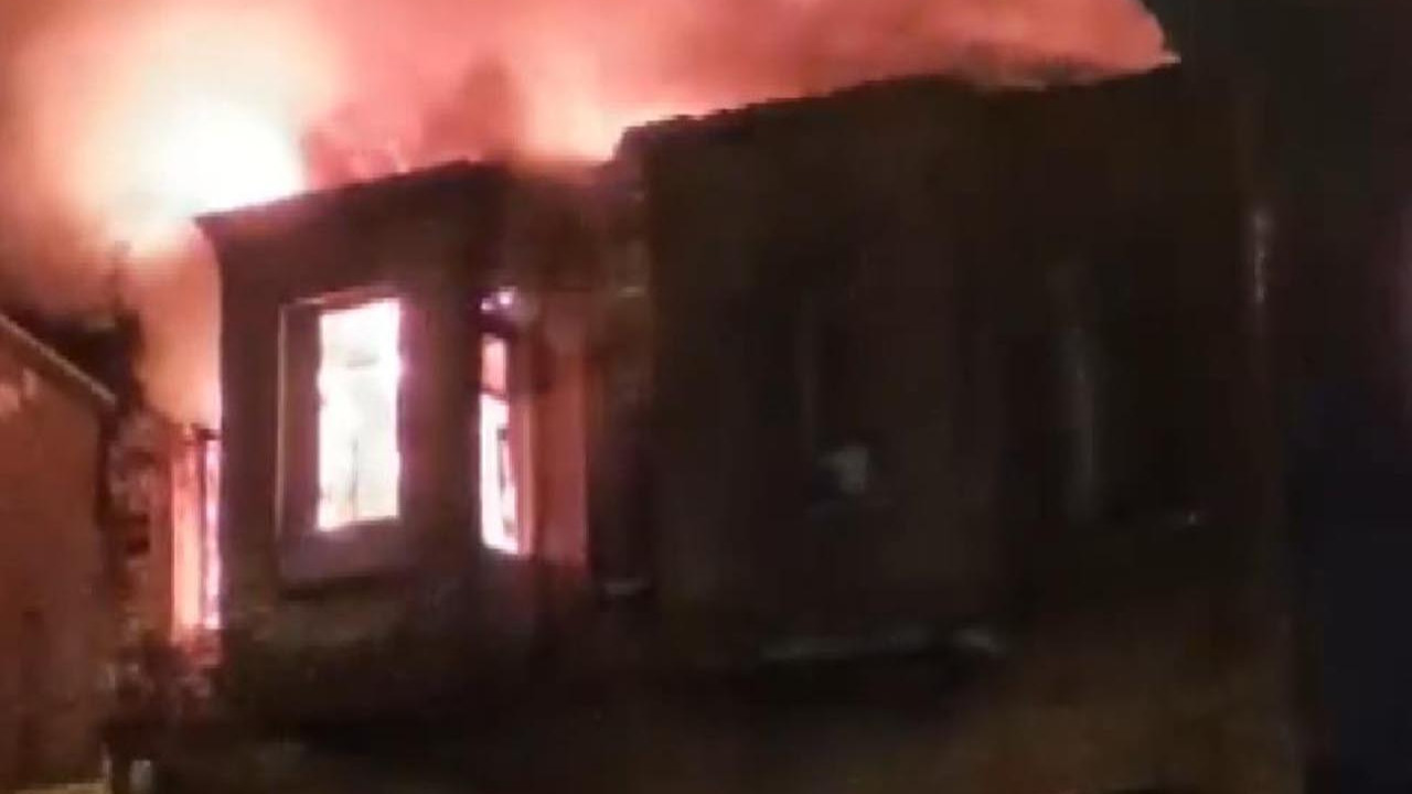 Beyoğlu'nda 2 katlı bina alev alev yandı