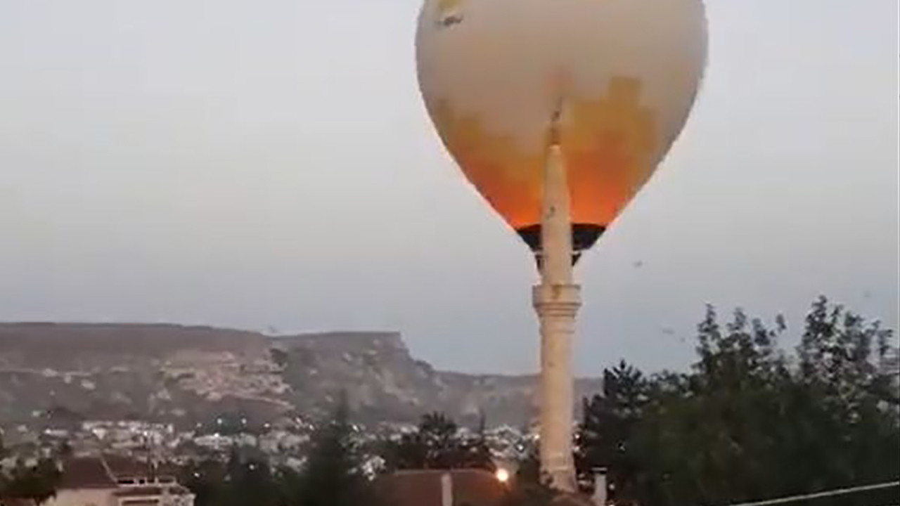 Sıcak hava balonu caminin minaresine böyle çarptı