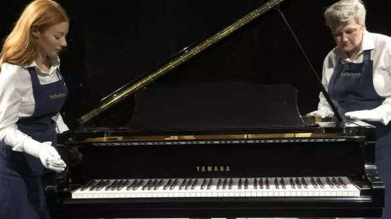 Freddie Mercury'nin piyanosu rekor fiyata satıldı