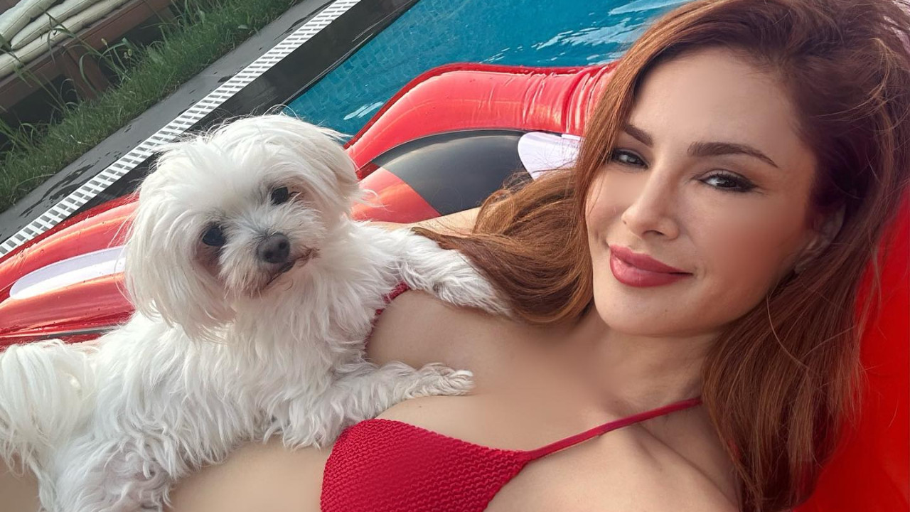 Mine Tugay köpeğiyle havuz keyfi yaptı; sosyal medya yıkıldı