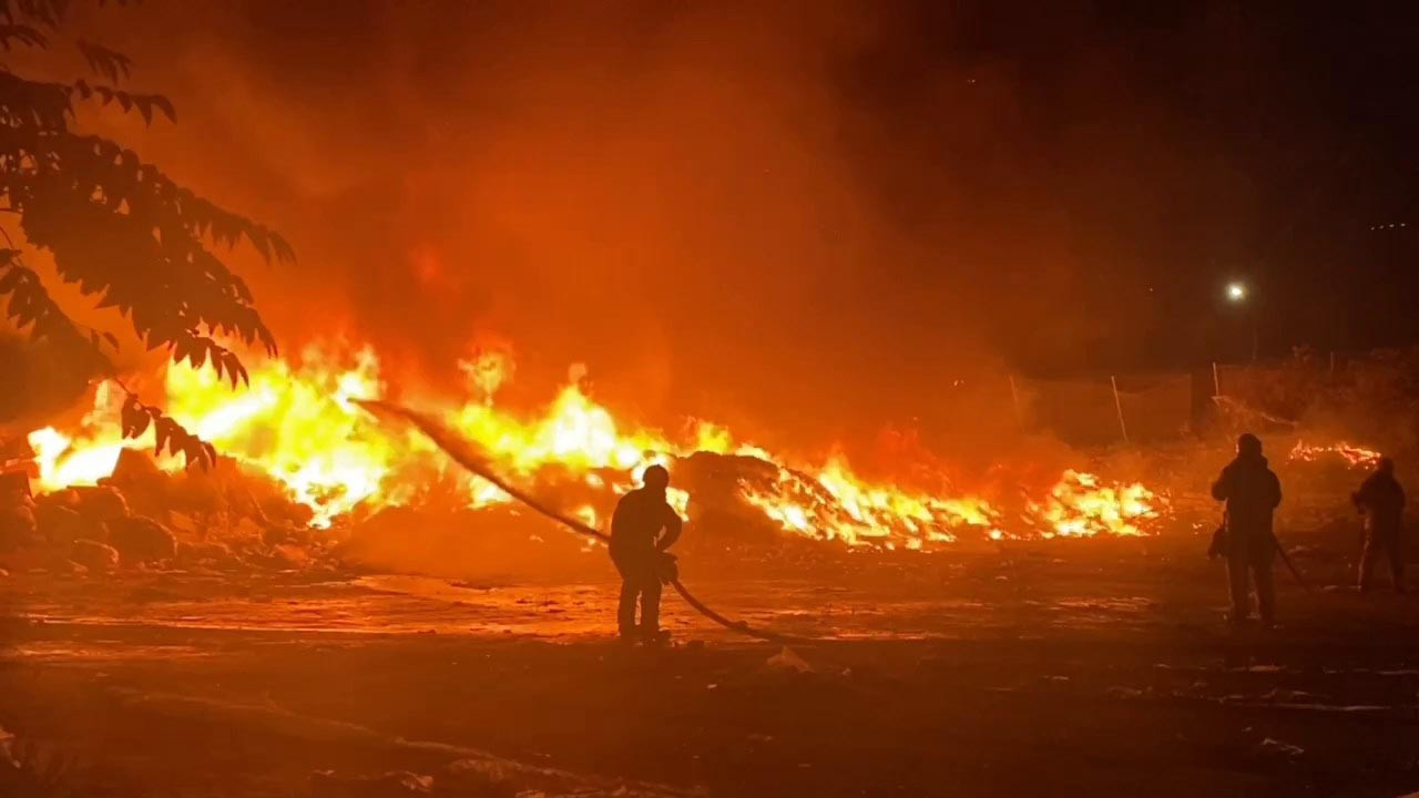 İstanbul'da atık deposunda yangın! Alevler geceyi aydınlattı