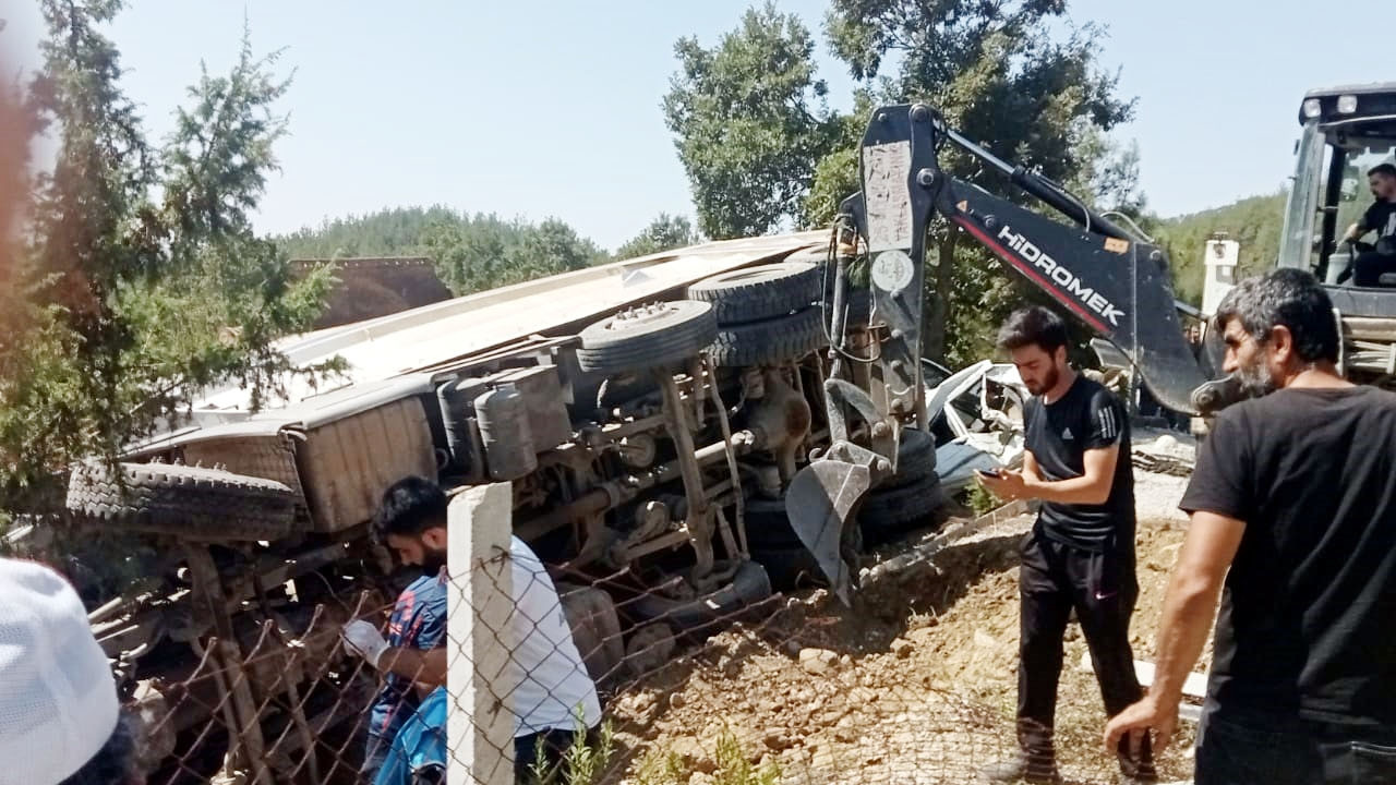 Cenazede can pazarı! Kamyon namaza daldı! 5 ölü var