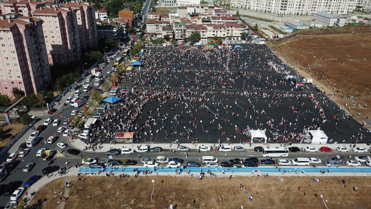 Küçükçekmece'de 10 bin uçurtma gökyüzüyle buluştu