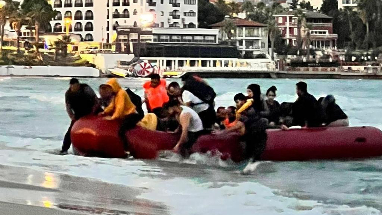 Kaçak göçmenlerden plaja sabah karşı botla çıktı