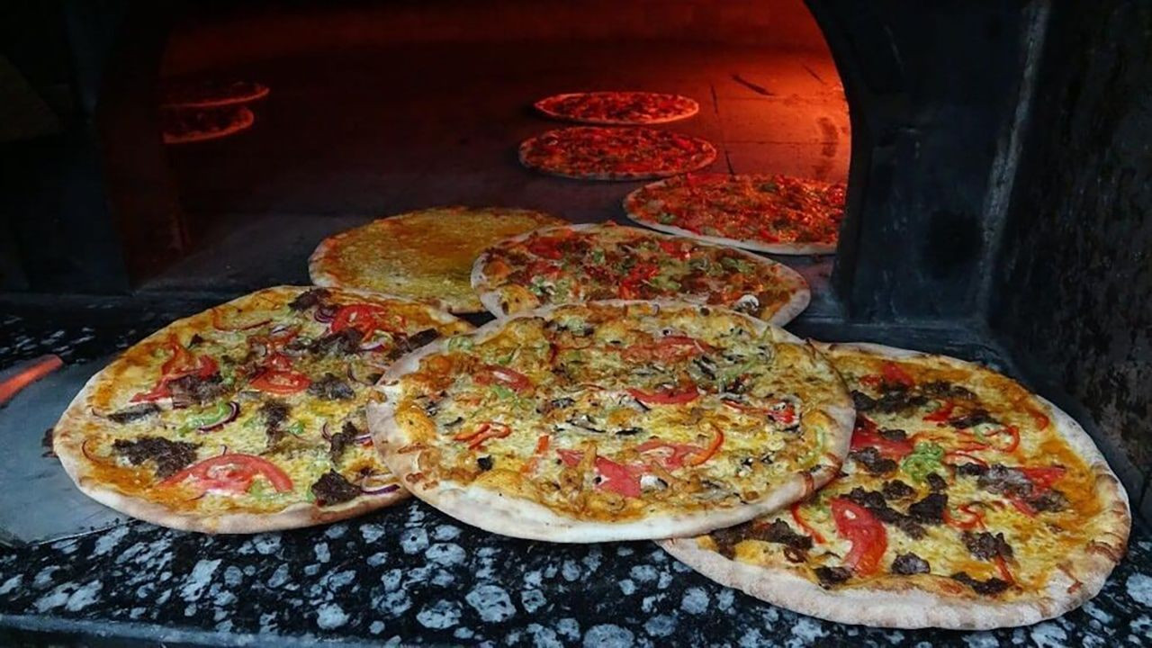 43 yıl sonra döndüğü köyüne pizzacı dükkanı açtı