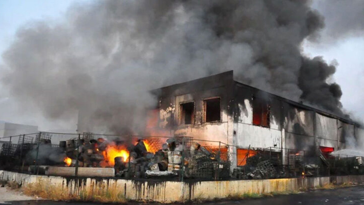Manisa'da  korkutan yangın: Valilikten kimyasal gaz açıklaması