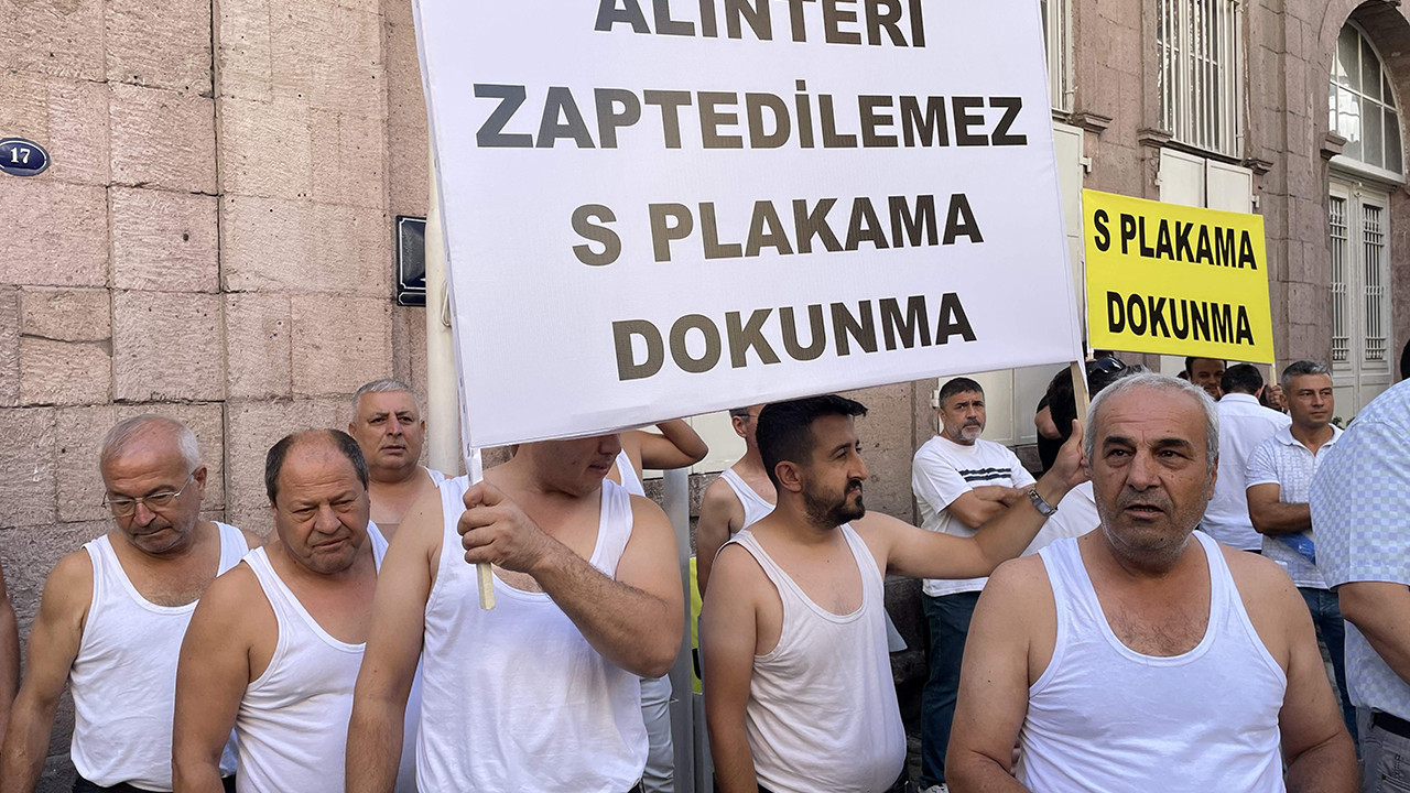 İzmir Büyükşehir önünde yarı çıplak protesto
