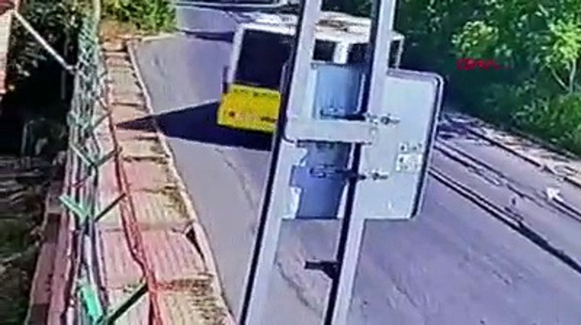İstanbul'da otobüs devrildi: Yaralılar var