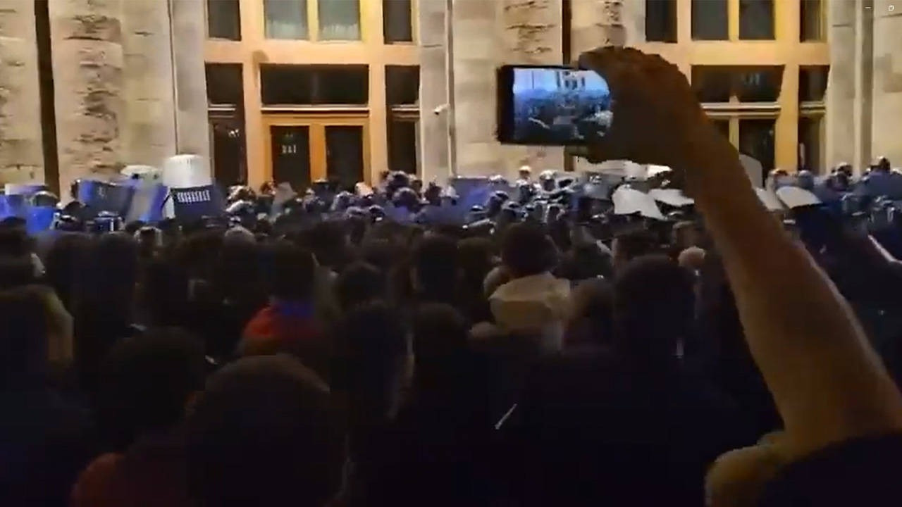 Ermenistan karıştı! Paşinyan karşıtları ile polis birbirine girdi