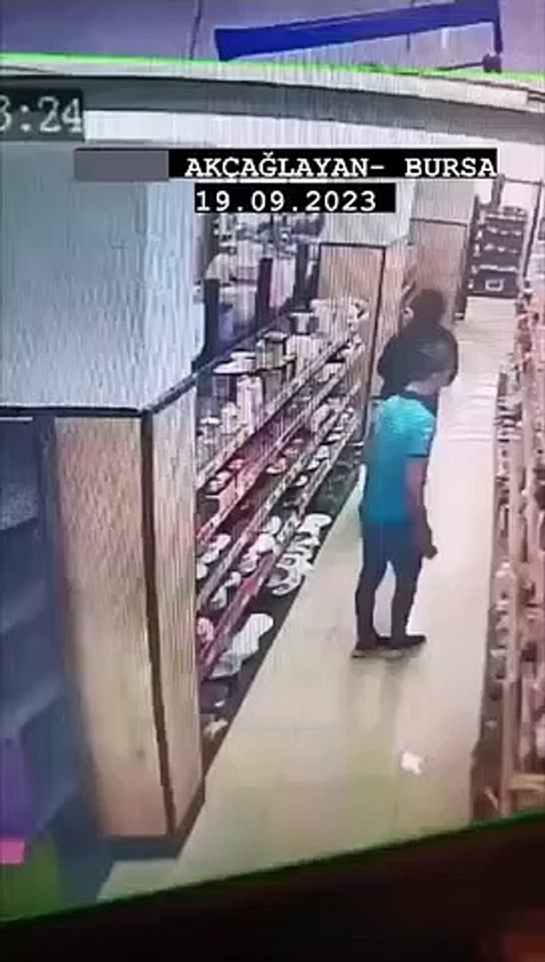 Markette kadının etek altı görüntüsünü çeken çalışan kamerada