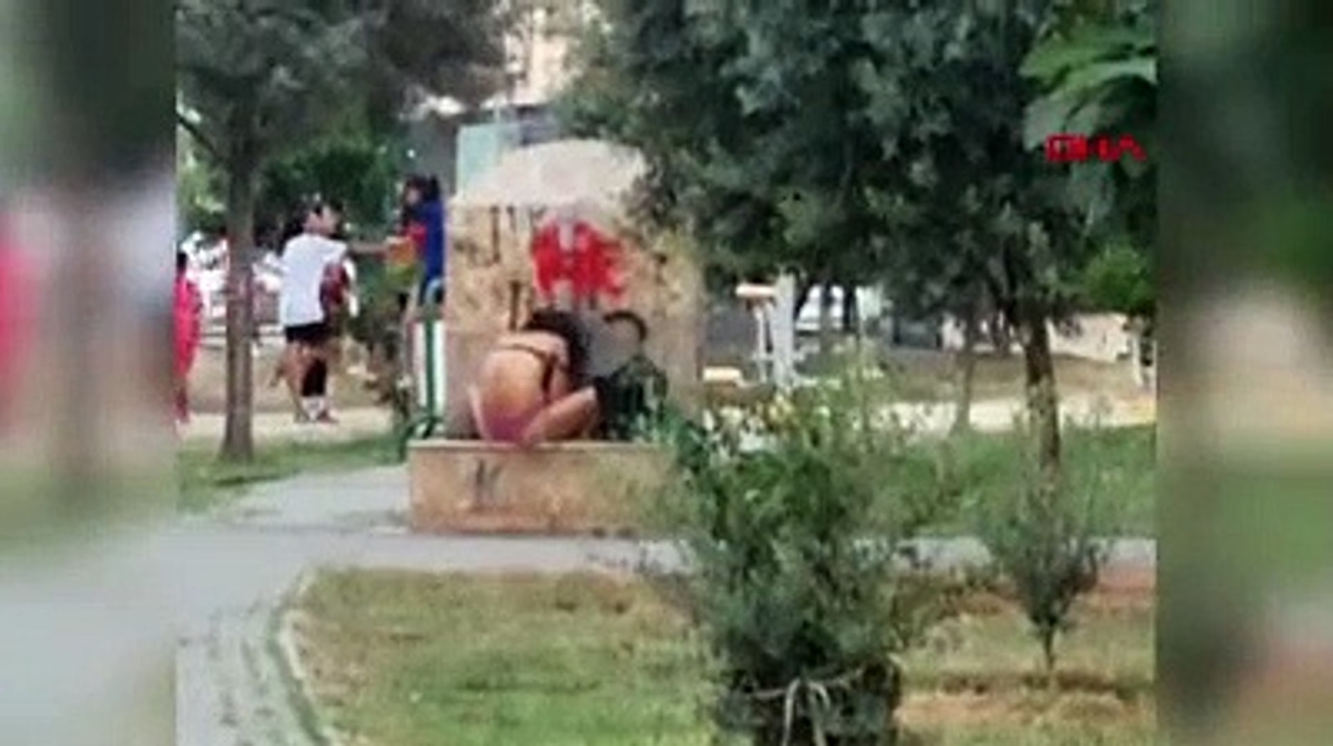 Çocuk parkında çıplak kadın şaşkınlığı
