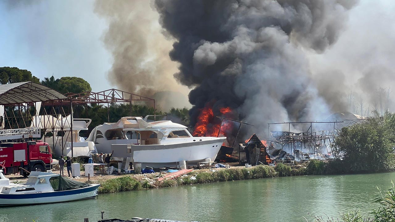 Antalya'da orman yangını! Alevler teknelere sıçradı