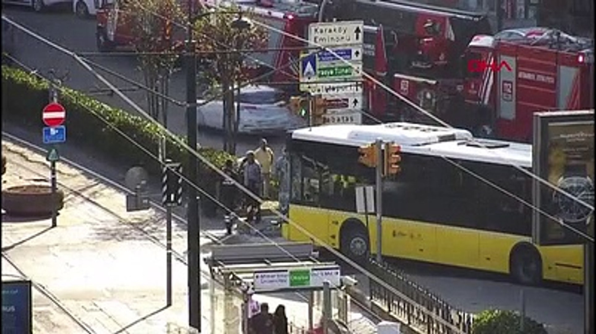 İstanbul'da otobüs tramvaya çarptı