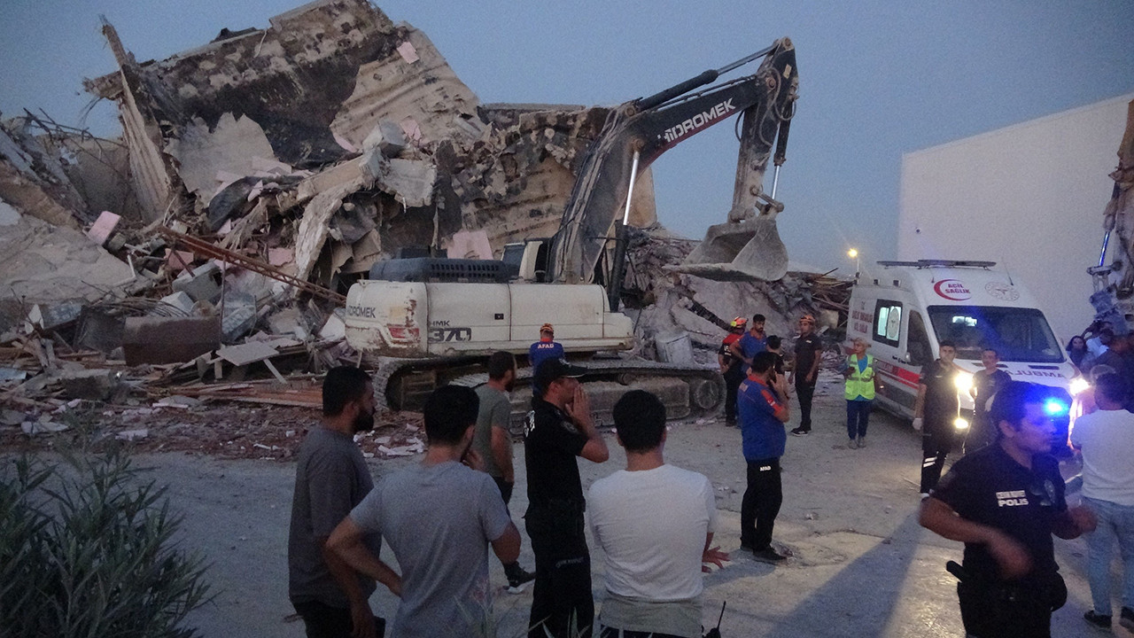 Deprem bölgesindeki hasarlı bina can aldı