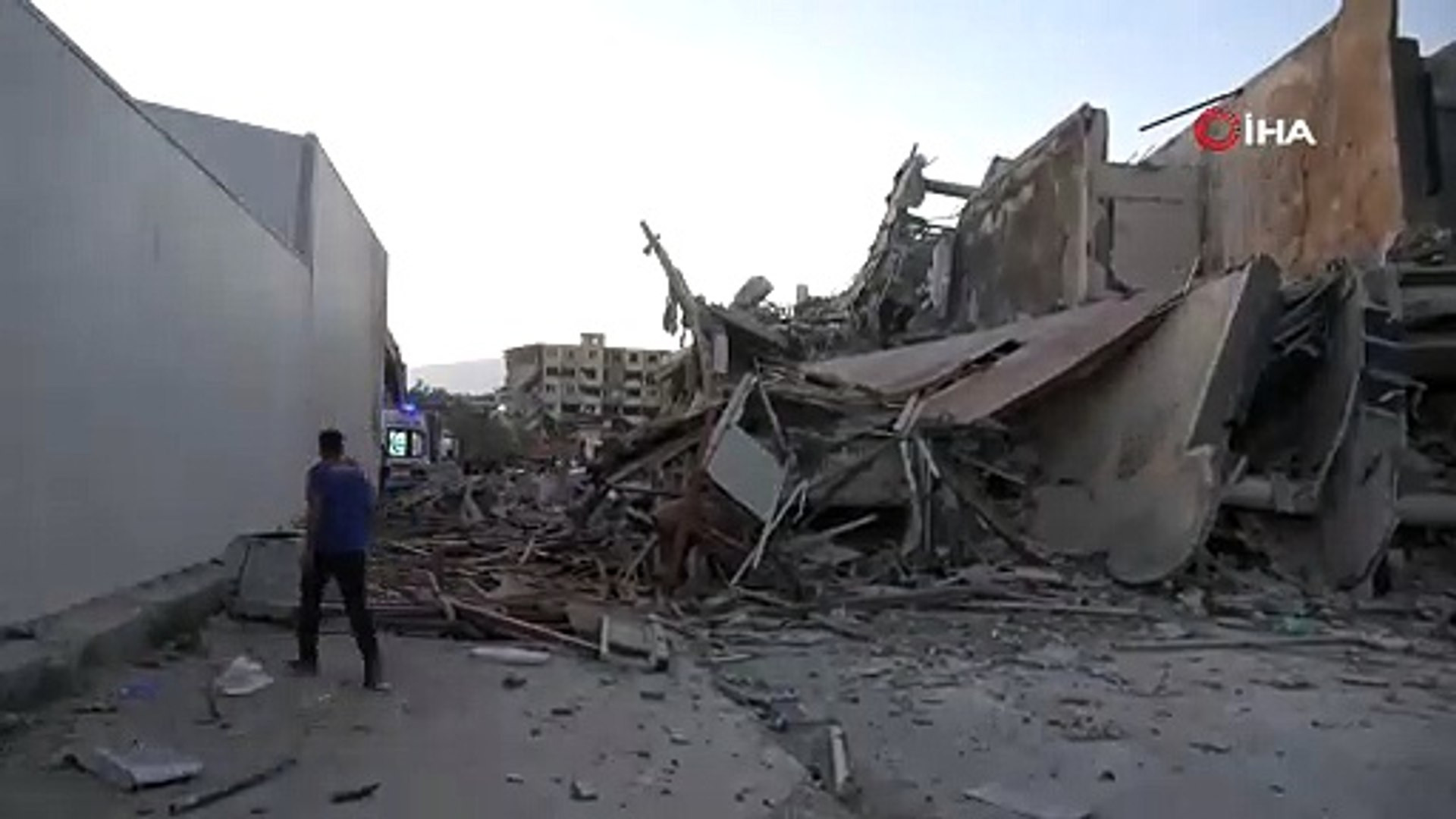 Deprem bölgesindeki hasarlı bina can aldı