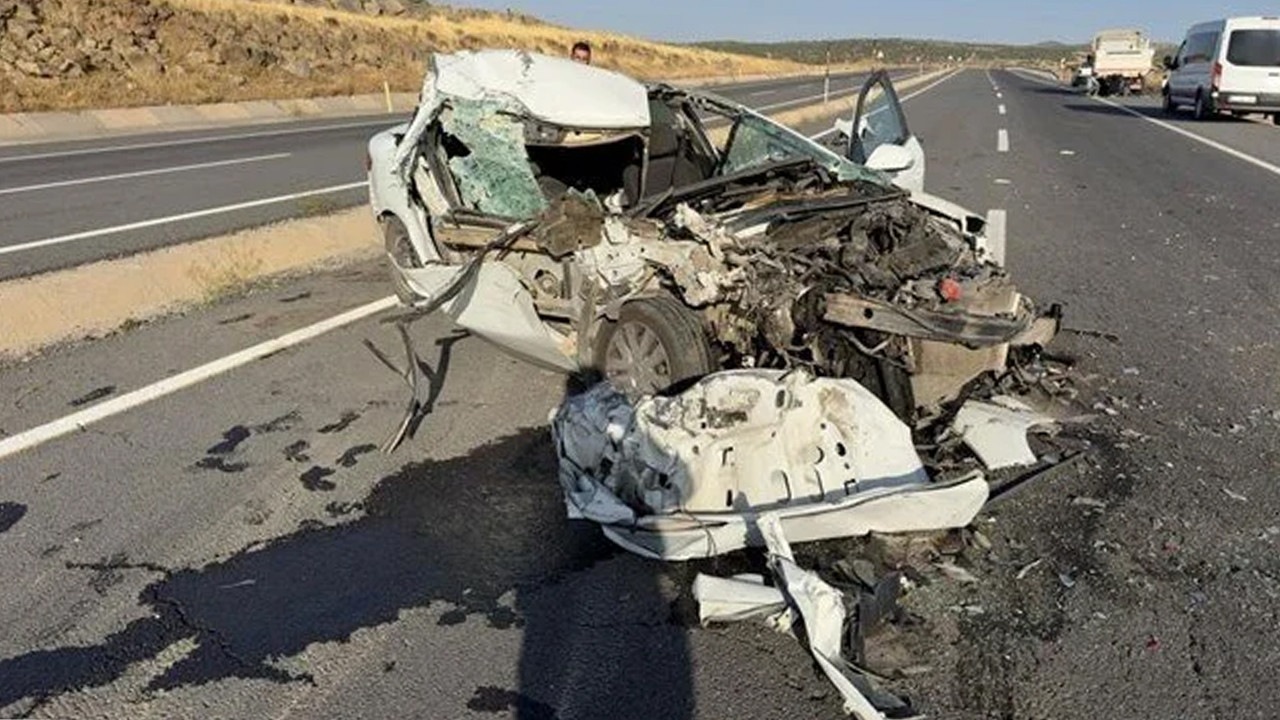 Elazığ’da otomobil kamyonete çarptı: 2 kişi hayatını kaybetti