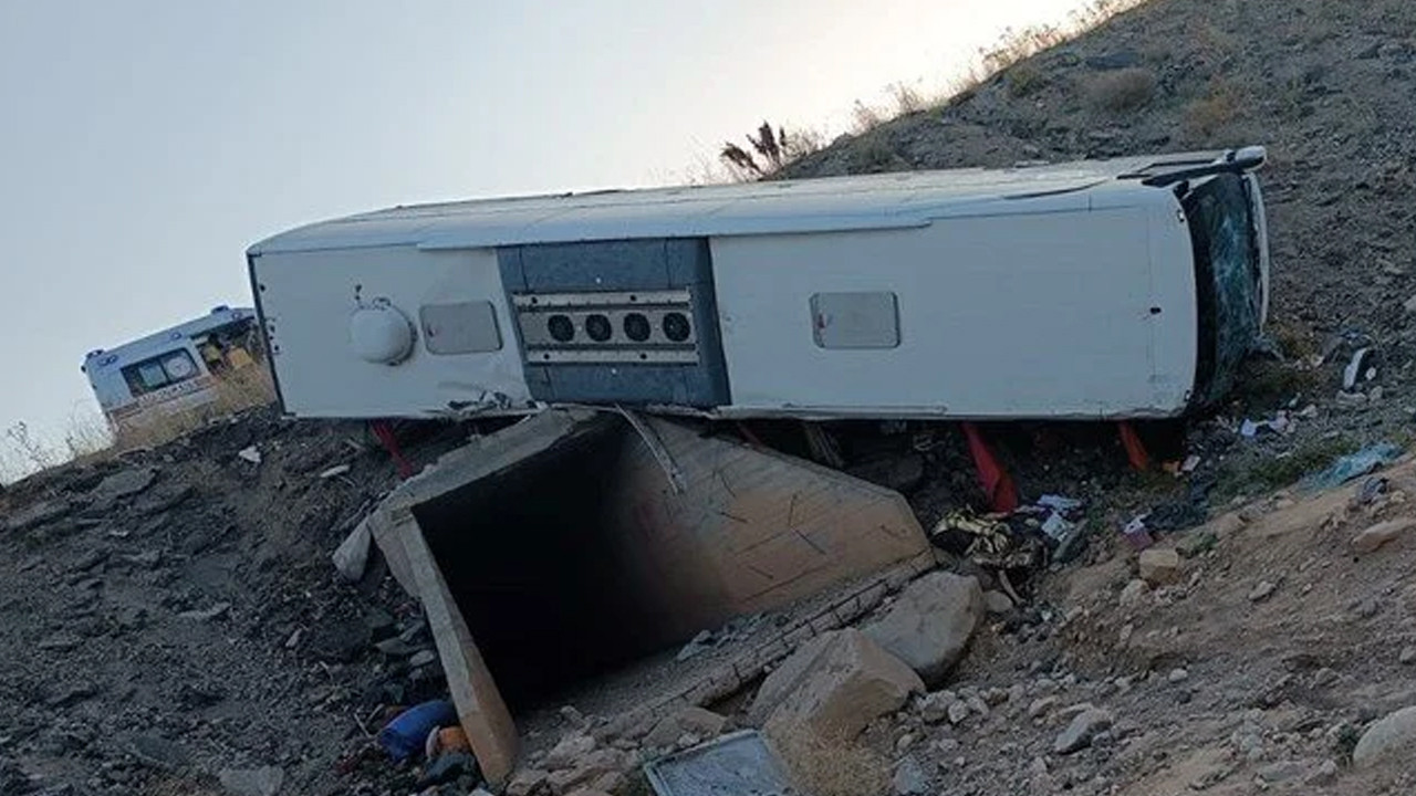 Erzurum'da yolcu otobüsü şarampole devrildi: Ölü ve yaralılar var