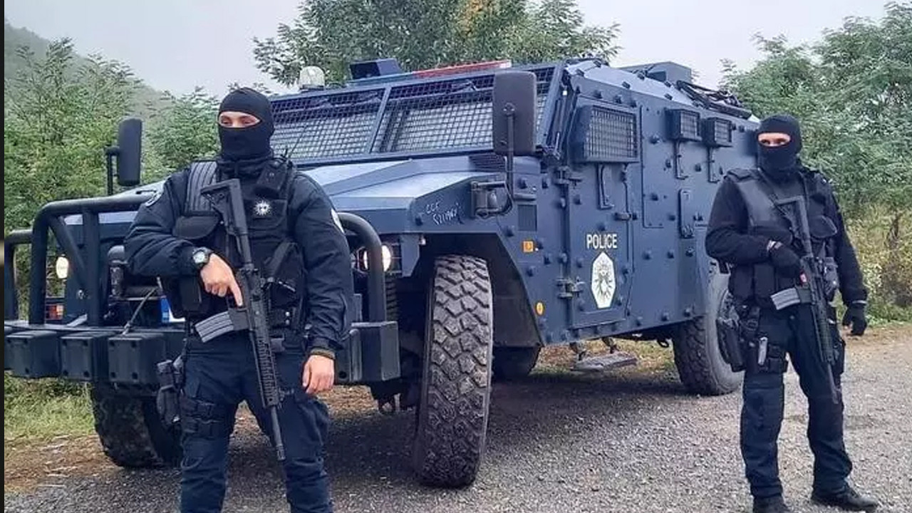 Kosova'da yüksek tansiyon: Sırplar polis noktasına saldırdı