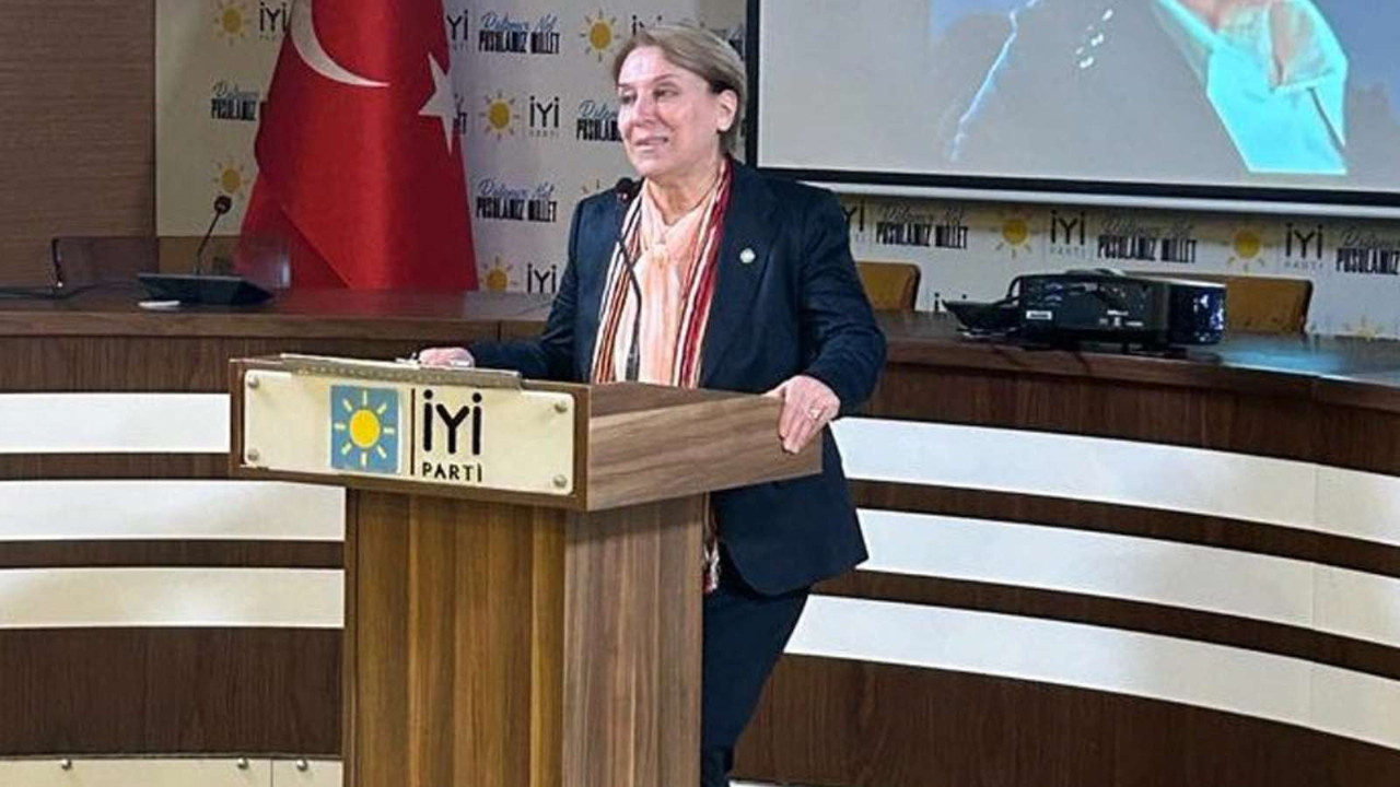 İlahiyatçı yazar başörtüsünü çıkardı