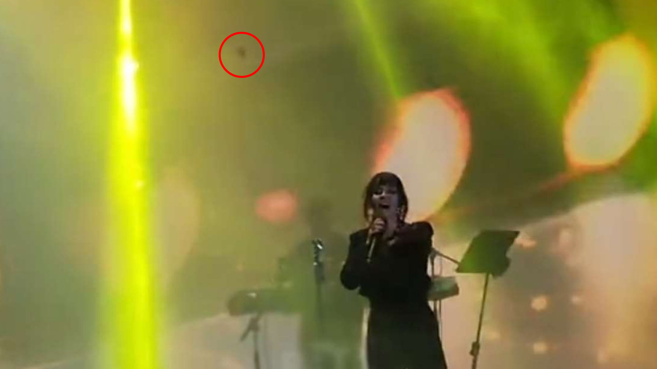 Fatma Turgut'a konserde çirkin saldırı! Kafasına isabet etti