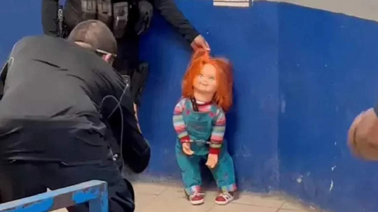 Chucky bebek gözaltında!
