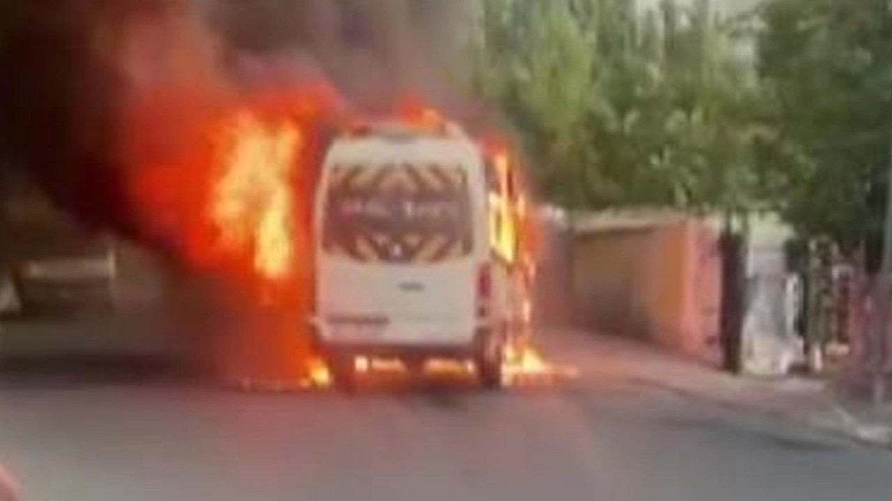 İstanbul'da okul servisi alev alev yandı