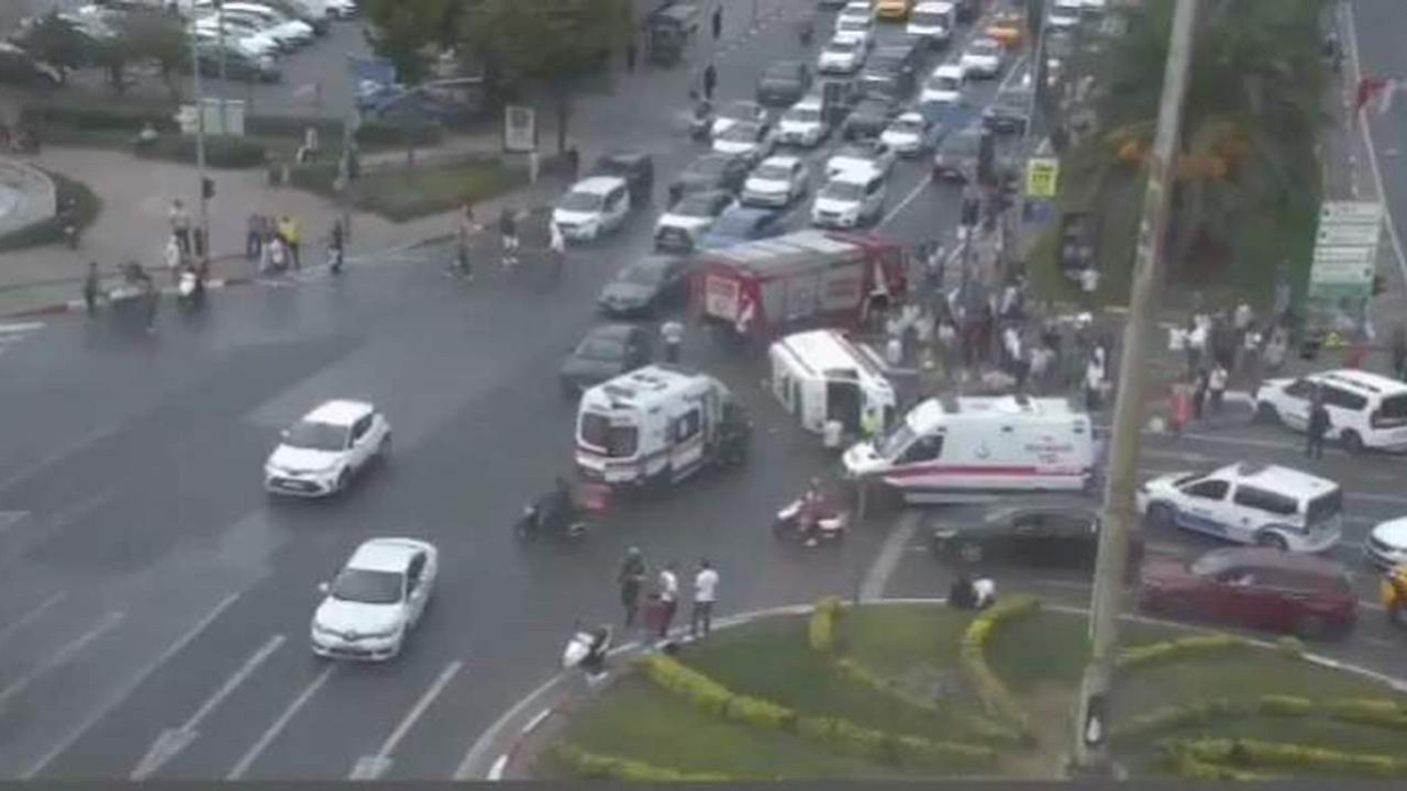 İstanbul'da ambulans devrildi: Yaralılar var