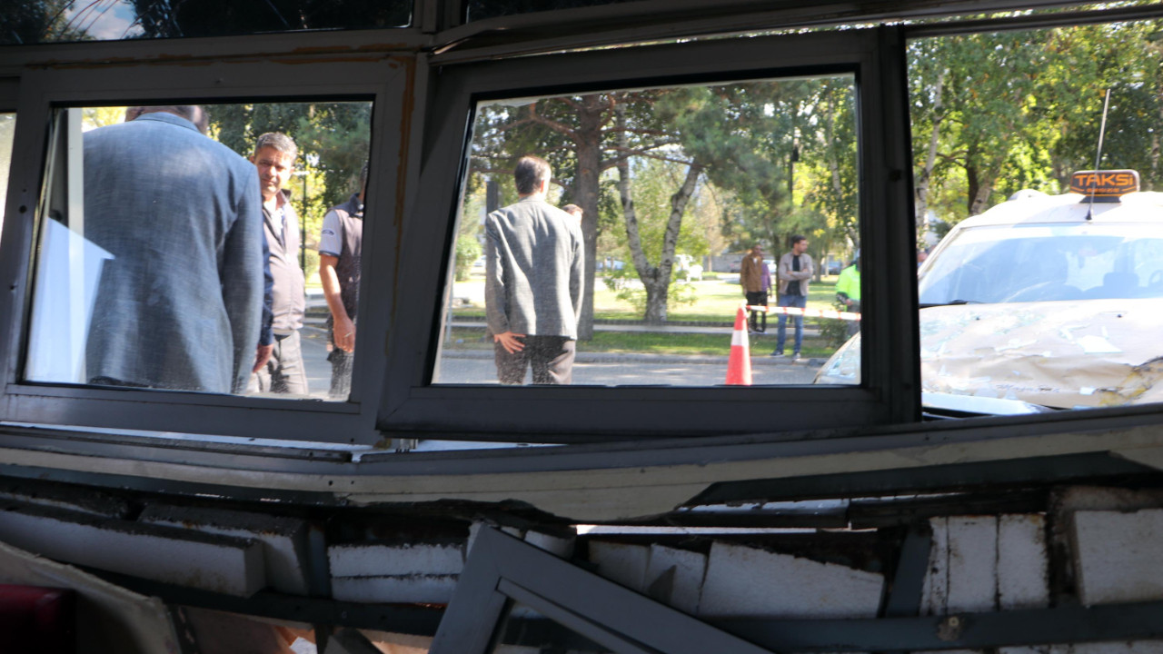 Taksi, güvenlik kulübesine çarptı: Yaralılar var
