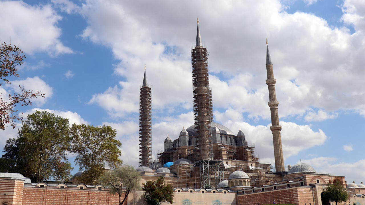 Selimiye Camisi'nin kaybolan mavi çinileri yeniden üretildi