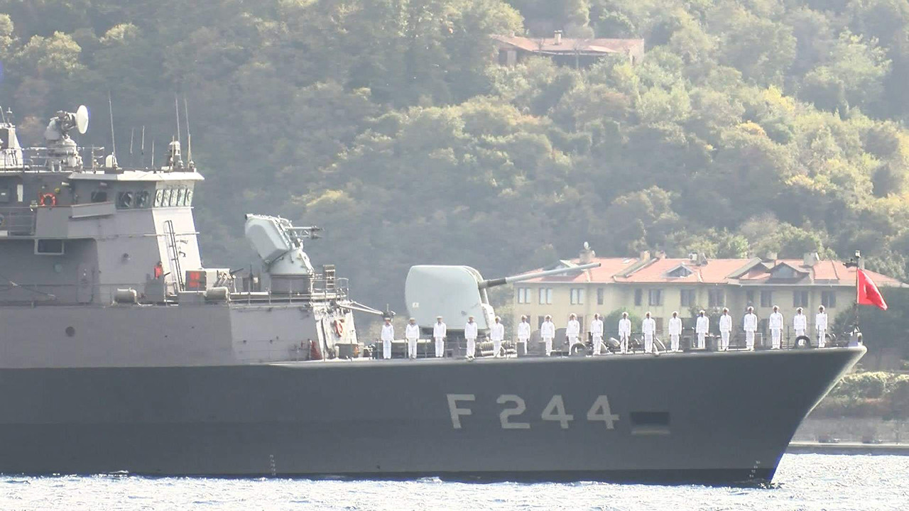 Deniz Kuvvetleri'nden İstanbul Boğazı'nda gövde gösterisi