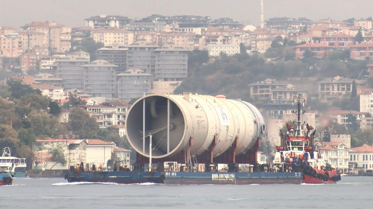 İstanbul Boğazı'ndan bir dev geçti